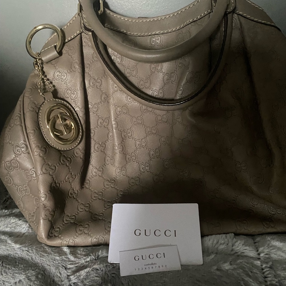 Gucci handbag( excellent condition)